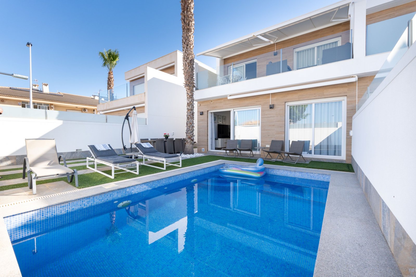 San Pedro del Pinatar:  Dieses freistehende Chalet befindet sich in der charmanten Gemeinde San Pedro del Pinatar und bietet eine einzigartige Gelegenheit, das Leben an der  