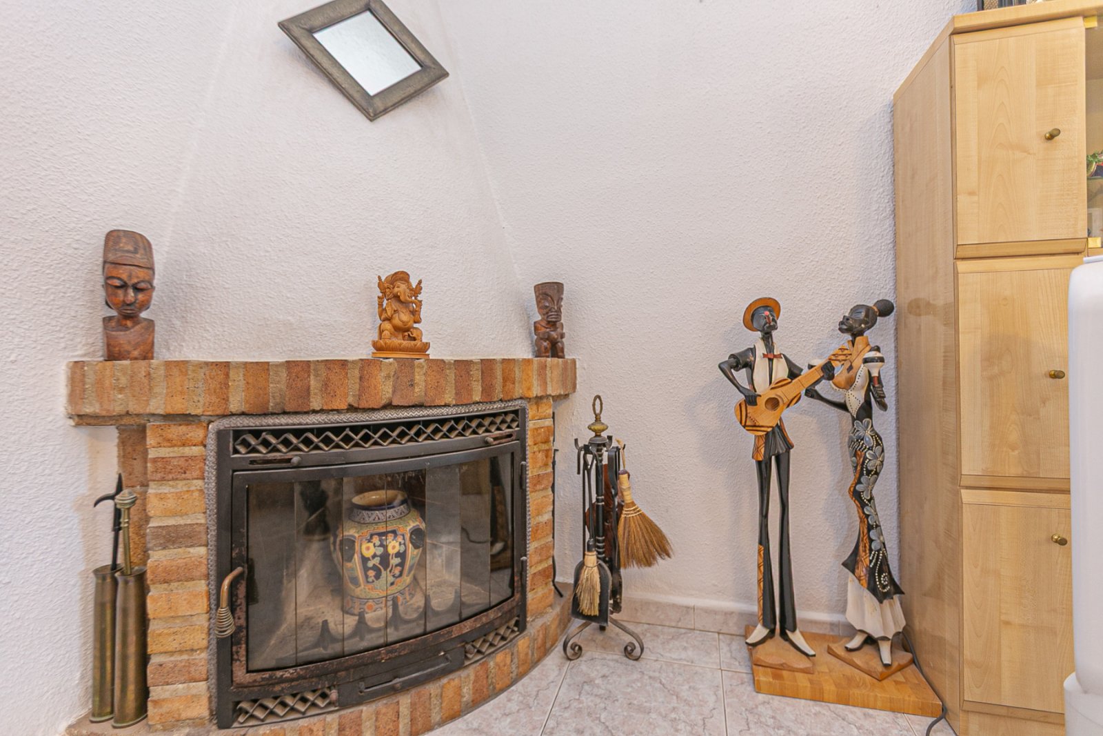 Entdecken Sie dieses charmante Doppelhaus in der ruhigen und etablierten Gegend von Los Balcones, eine Immobilie mit viel Charakter, die Komfort, Gro