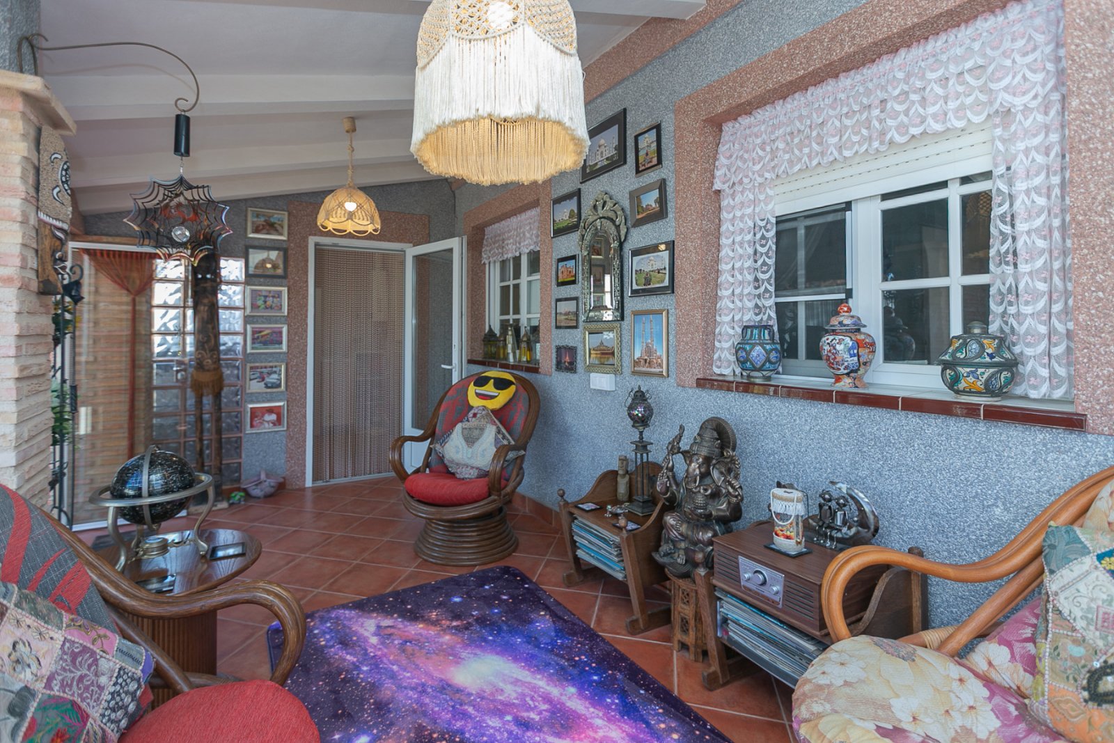 Entdecken Sie dieses charmante Doppelhaus in der ruhigen und etablierten Gegend von Los Balcones, eine Immobilie mit viel Charakter, die Komfort, Gro