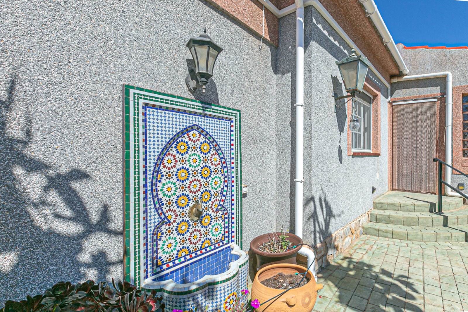 Entdecken Sie dieses charmante Doppelhaus in der ruhigen und etablierten Gegend von Los Balcones, eine Immobilie mit viel Charakter, die Komfort, Gro