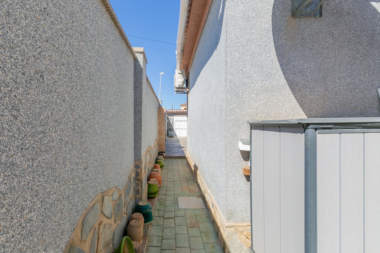 Entdecken Sie dieses charmante Doppelhaus in der ruhigen und etablierten Gegend von Los Balcones, eine Immobilie mit viel Charakter, die Komfort, Gro