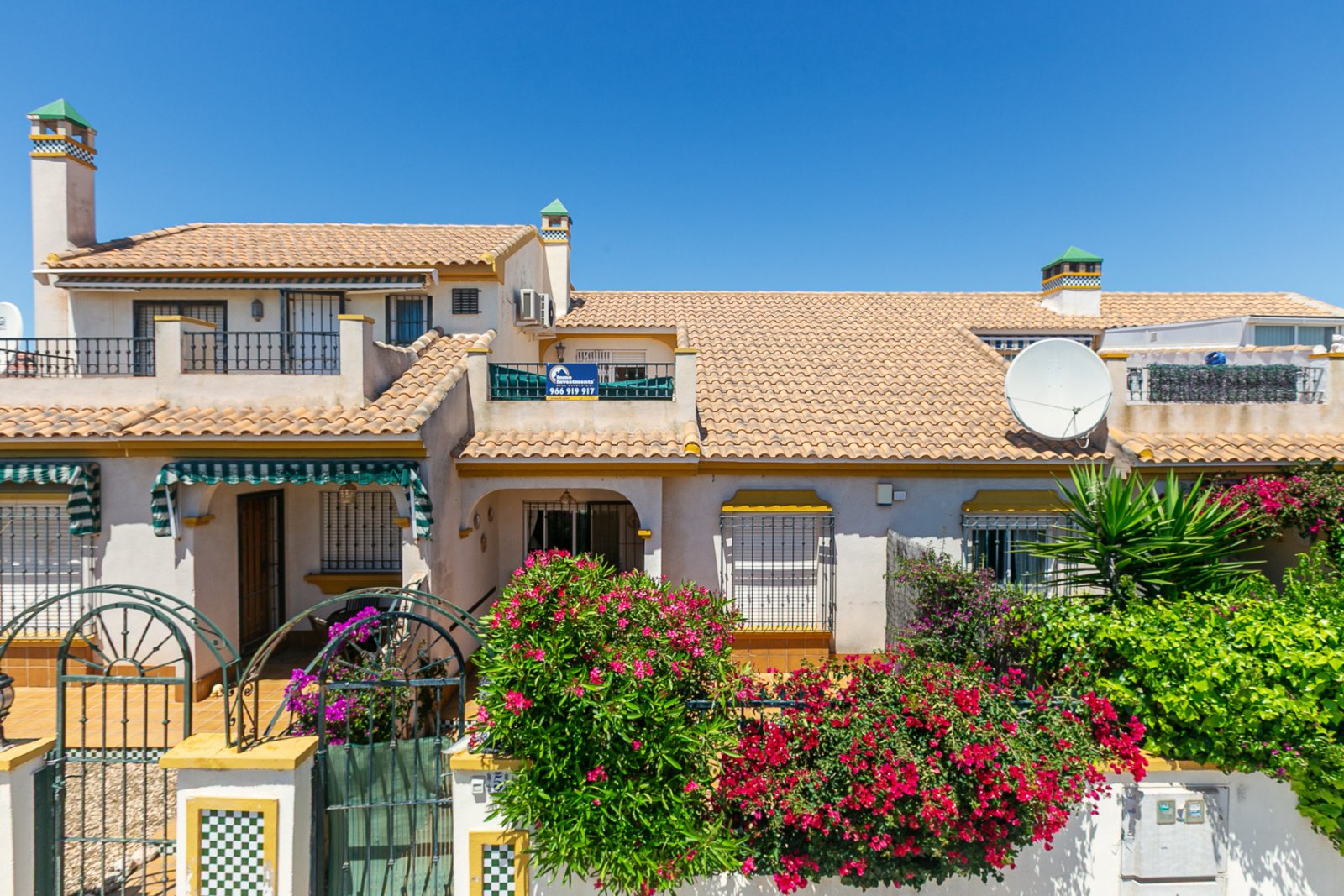  Zum Verkauf steht ein charmantes Reihenhaus in La Zenia innerhalb einer exklusiven geschlossenen Wohnanlage mit Gemeinschaftspool, bestehend aus nur 