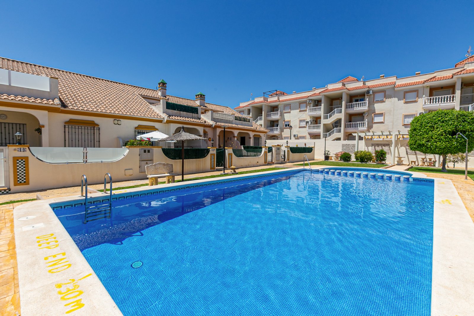  Zum Verkauf steht ein charmantes Reihenhaus in La Zenia innerhalb einer exklusiven geschlossenen Wohnanlage mit Gemeinschaftspool, bestehend aus nur 