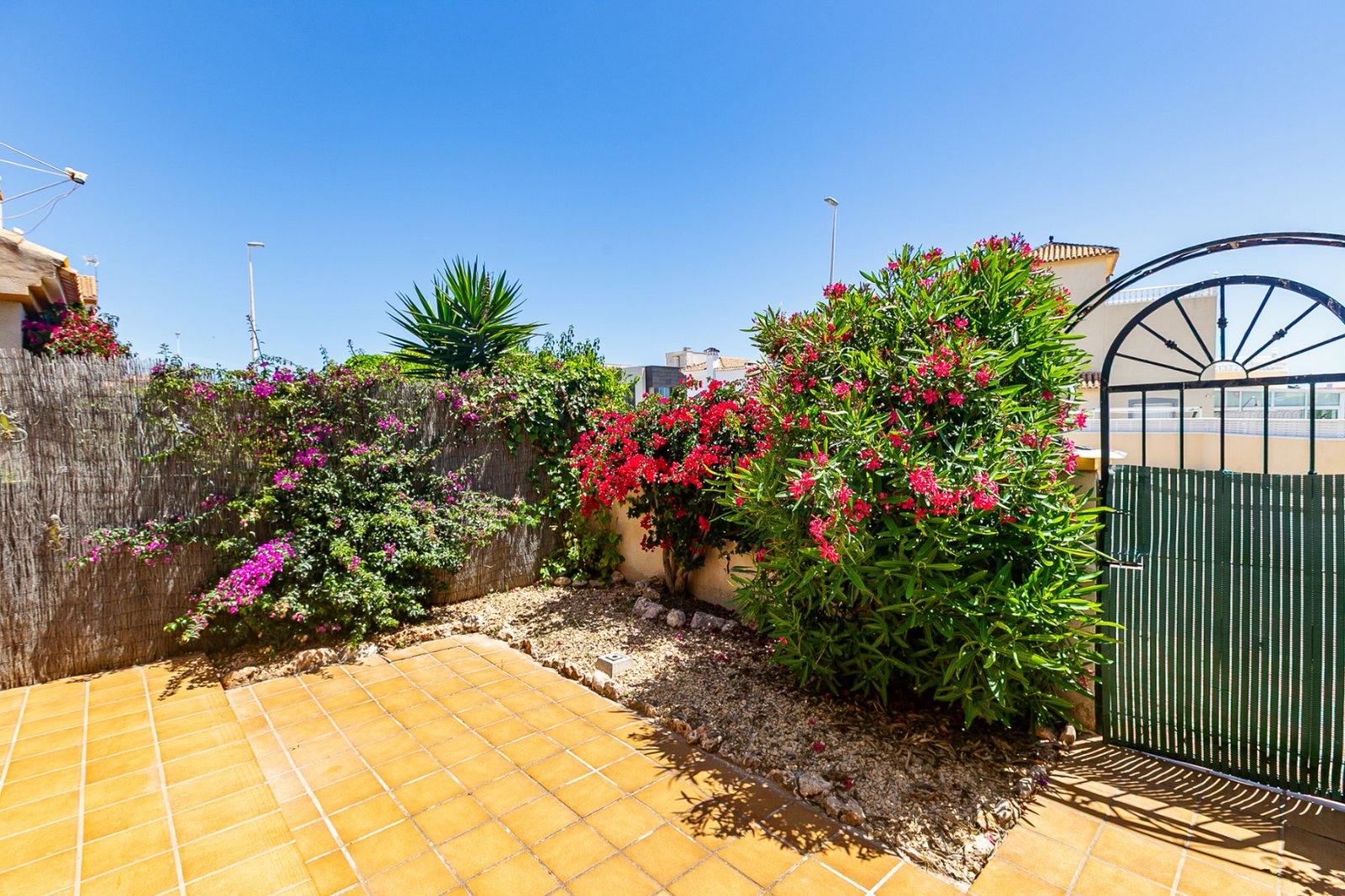 Zum Verkauf steht ein charmantes Reihenhaus in La Zenia innerhalb einer exklusiven geschlossenen Wohnanlage mit Gemeinschaftspool, bestehend aus nur 