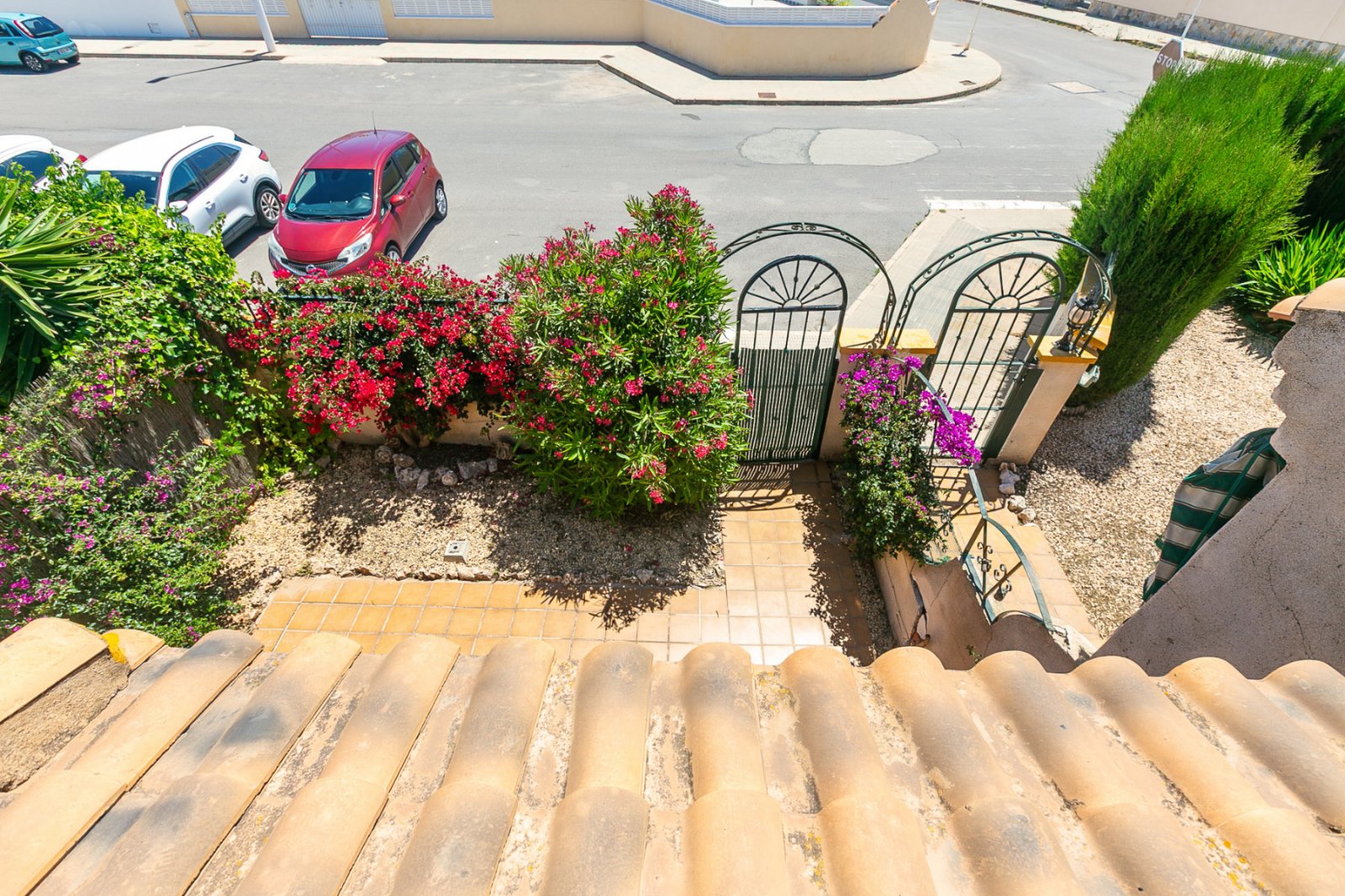  Zum Verkauf steht ein charmantes Reihenhaus in La Zenia innerhalb einer exklusiven geschlossenen Wohnanlage mit Gemeinschaftspool, bestehend aus nur 