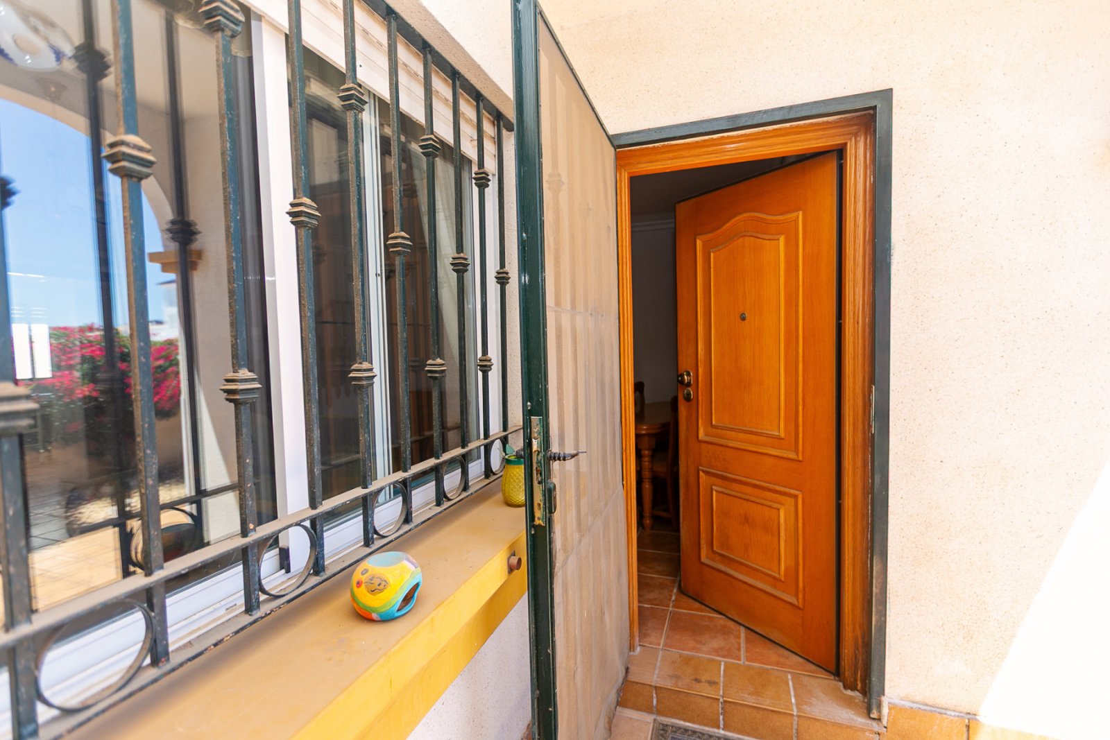  Zum Verkauf steht ein charmantes Reihenhaus in La Zenia innerhalb einer exklusiven geschlossenen Wohnanlage mit Gemeinschaftspool, bestehend aus nur 
