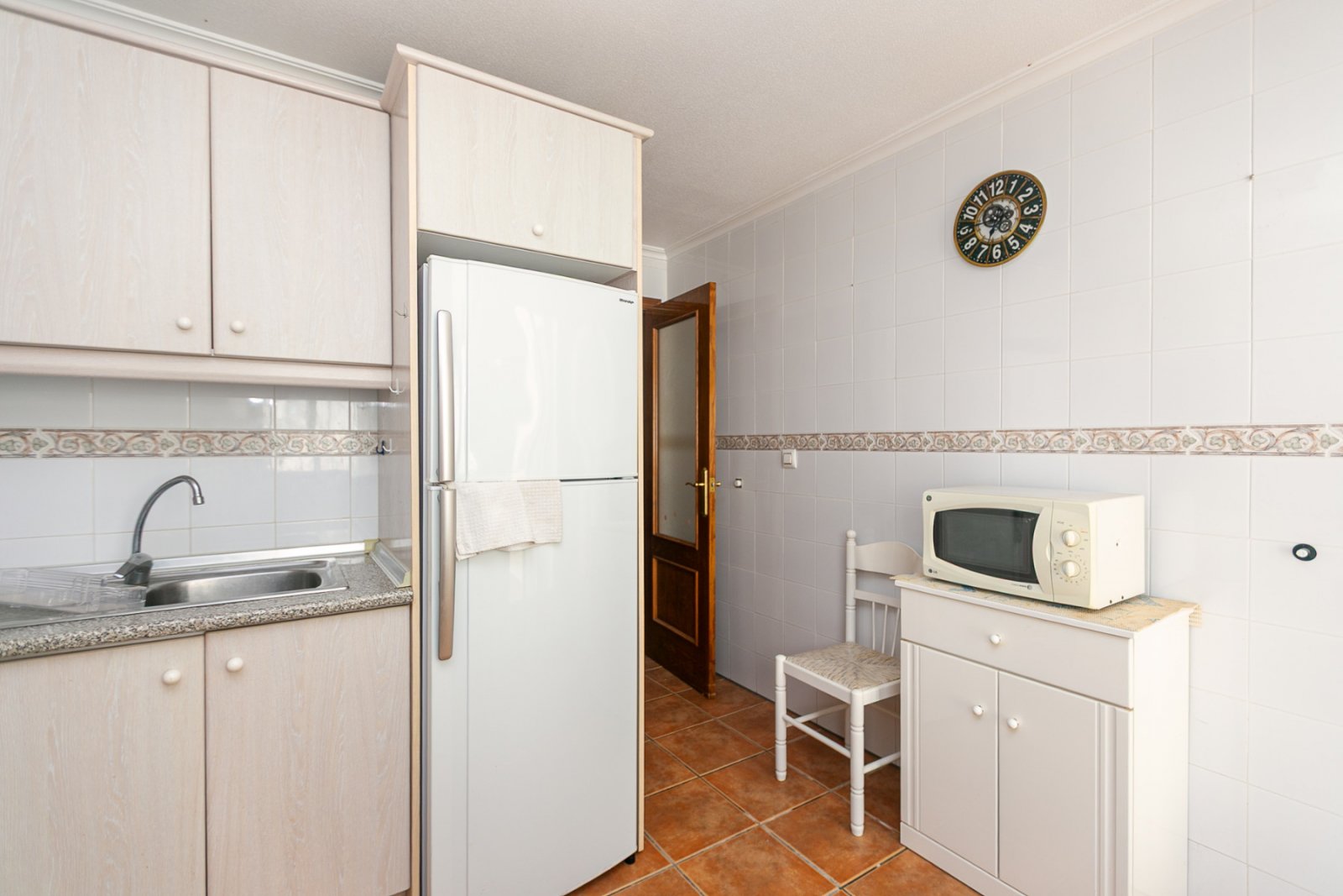 Zum Verkauf steht ein charmantes Reihenhaus in La Zenia innerhalb einer exklusiven geschlossenen Wohnanlage mit Gemeinschaftspool, bestehend aus nur 
