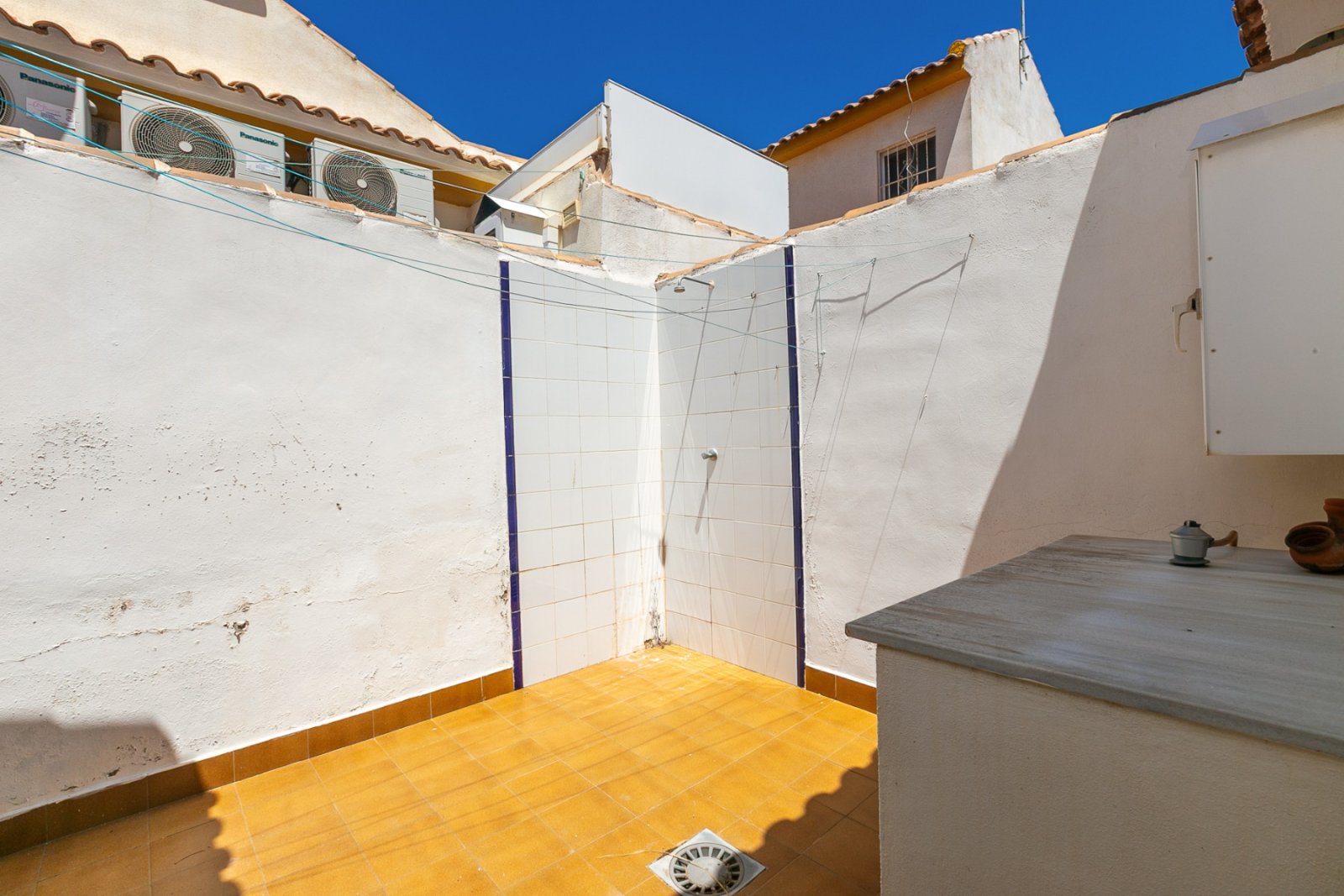  Zum Verkauf steht ein charmantes Reihenhaus in La Zenia innerhalb einer exklusiven geschlossenen Wohnanlage mit Gemeinschaftspool, bestehend aus nur 