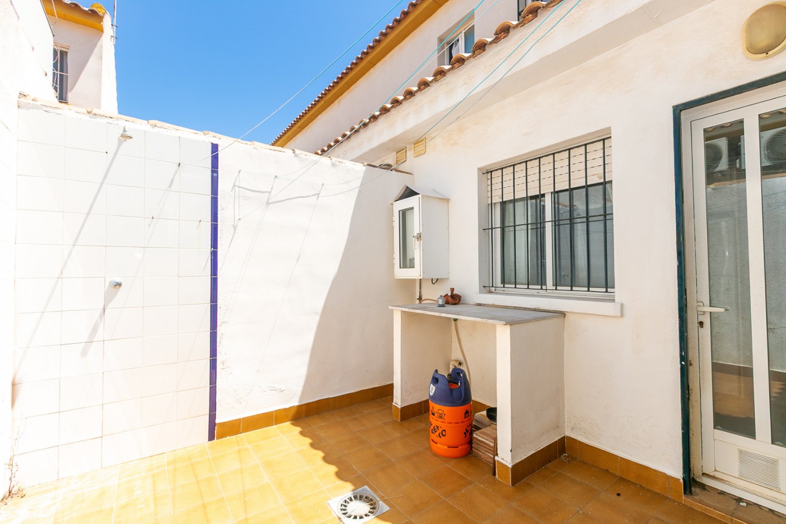  Zum Verkauf steht ein charmantes Reihenhaus in La Zenia innerhalb einer exklusiven geschlossenen Wohnanlage mit Gemeinschaftspool, bestehend aus nur 