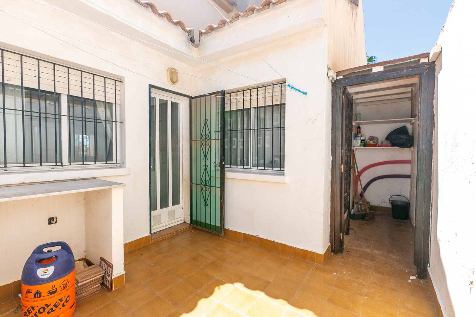  Zum Verkauf steht ein charmantes Reihenhaus in La Zenia innerhalb einer exklusiven geschlossenen Wohnanlage mit Gemeinschaftspool, bestehend aus nur 