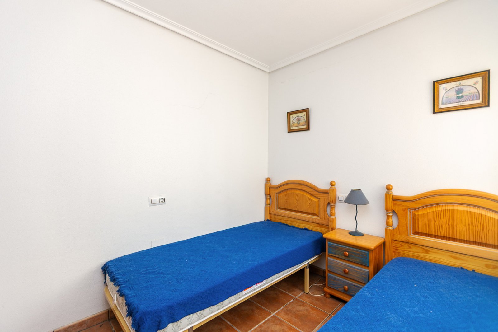  Zum Verkauf steht ein charmantes Reihenhaus in La Zenia innerhalb einer exklusiven geschlossenen Wohnanlage mit Gemeinschaftspool, bestehend aus nur 