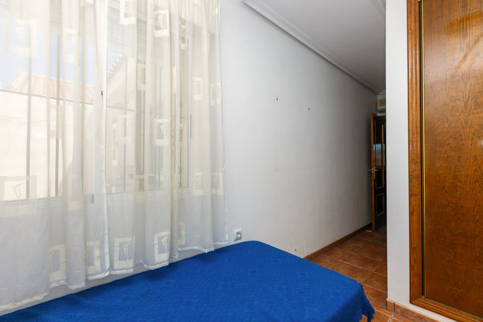  Zum Verkauf steht ein charmantes Reihenhaus in La Zenia innerhalb einer exklusiven geschlossenen Wohnanlage mit Gemeinschaftspool, bestehend aus nur 