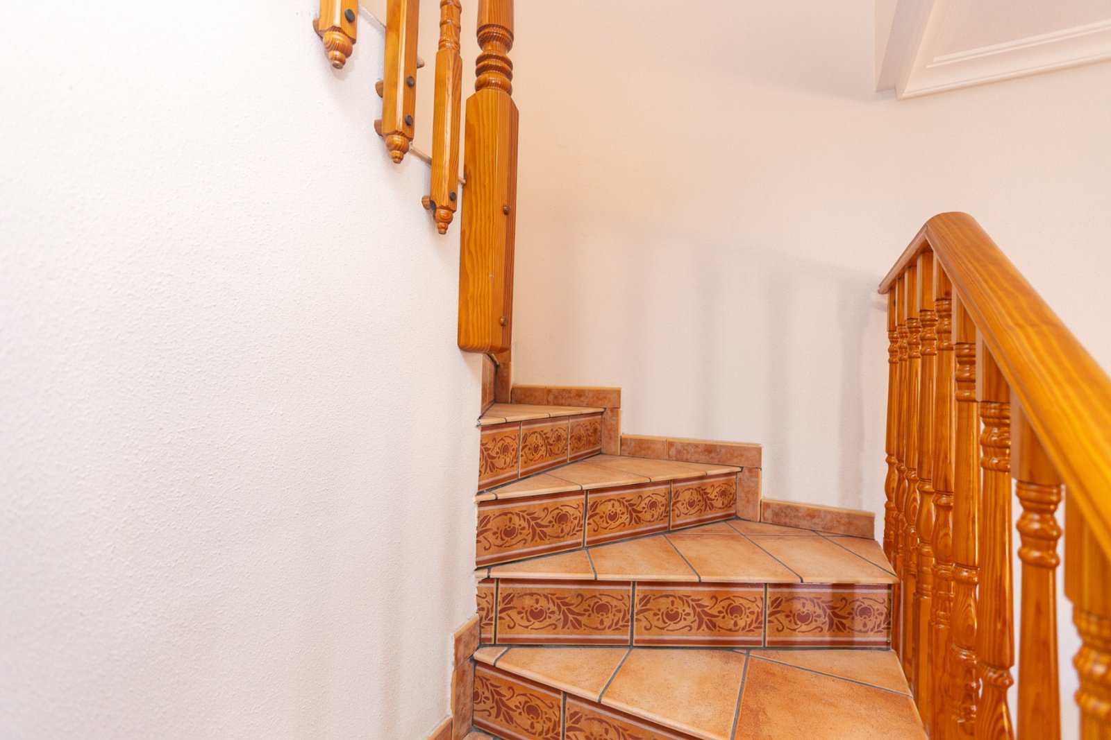  Zum Verkauf steht ein charmantes Reihenhaus in La Zenia innerhalb einer exklusiven geschlossenen Wohnanlage mit Gemeinschaftspool, bestehend aus nur 