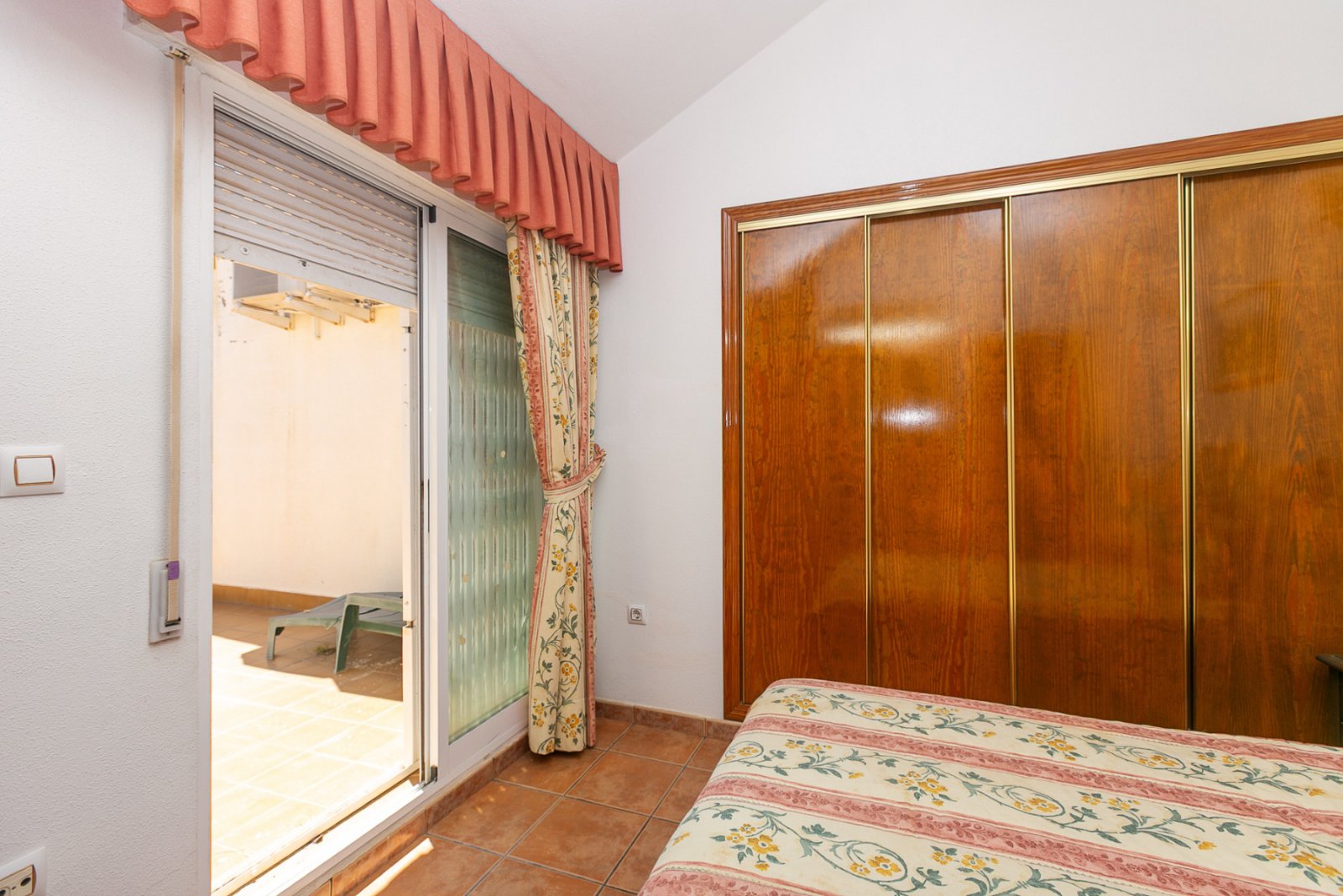  Zum Verkauf steht ein charmantes Reihenhaus in La Zenia innerhalb einer exklusiven geschlossenen Wohnanlage mit Gemeinschaftspool, bestehend aus nur 