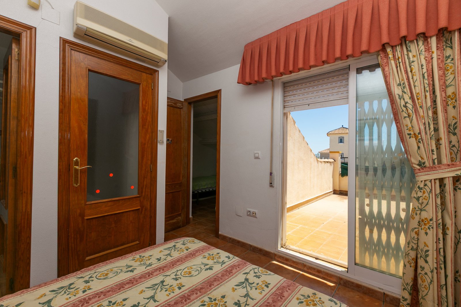  Zum Verkauf steht ein charmantes Reihenhaus in La Zenia innerhalb einer exklusiven geschlossenen Wohnanlage mit Gemeinschaftspool, bestehend aus nur 