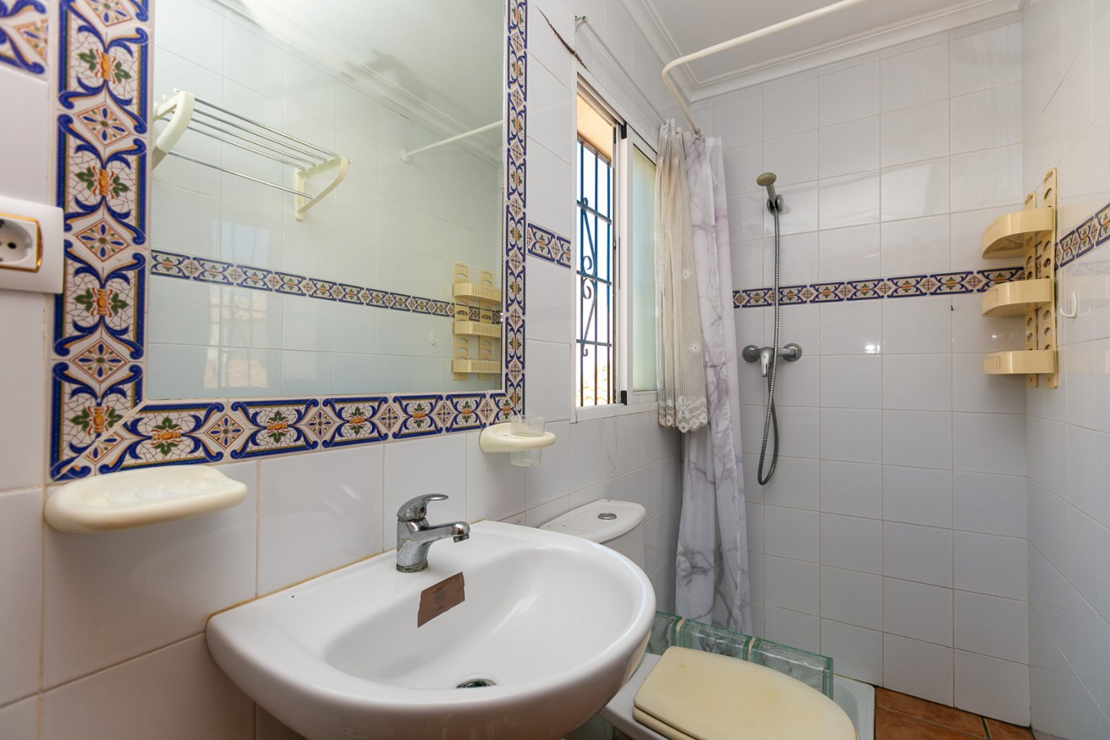  Zum Verkauf steht ein charmantes Reihenhaus in La Zenia innerhalb einer exklusiven geschlossenen Wohnanlage mit Gemeinschaftspool, bestehend aus nur 