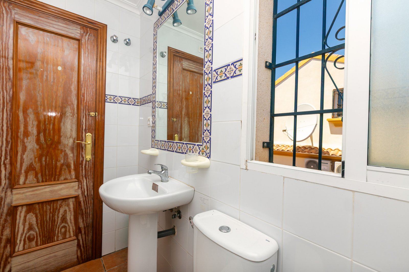  Zum Verkauf steht ein charmantes Reihenhaus in La Zenia innerhalb einer exklusiven geschlossenen Wohnanlage mit Gemeinschaftspool, bestehend aus nur 
