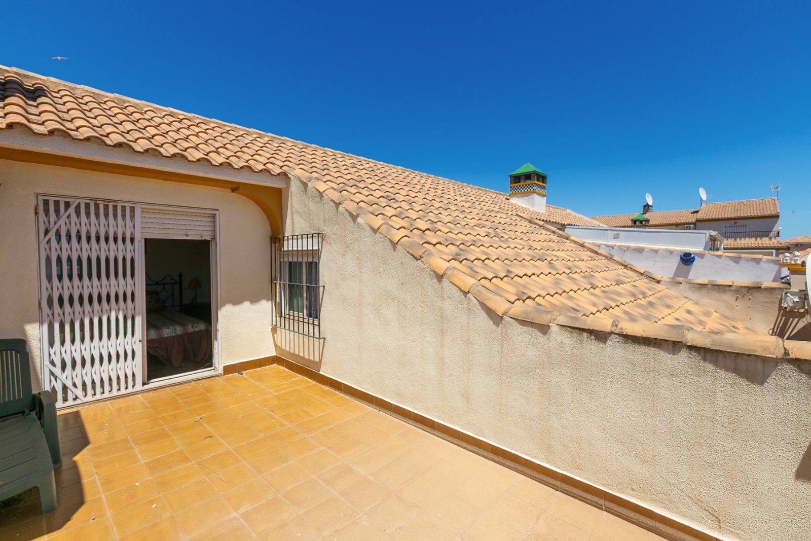  Zum Verkauf steht ein charmantes Reihenhaus in La Zenia innerhalb einer exklusiven geschlossenen Wohnanlage mit Gemeinschaftspool, bestehend aus nur 