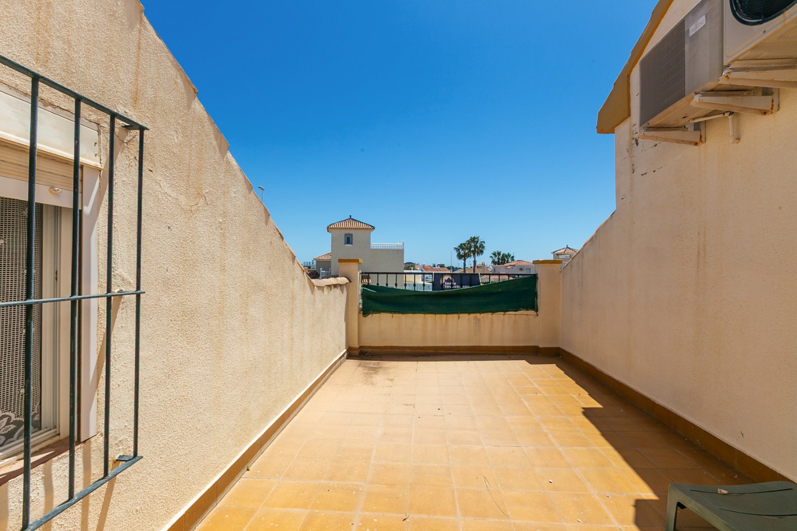  Zum Verkauf steht ein charmantes Reihenhaus in La Zenia innerhalb einer exklusiven geschlossenen Wohnanlage mit Gemeinschaftspool, bestehend aus nur 