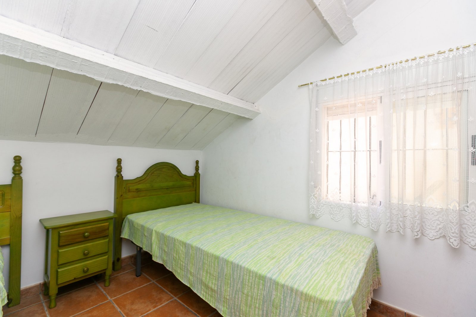  Zum Verkauf steht ein charmantes Reihenhaus in La Zenia innerhalb einer exklusiven geschlossenen Wohnanlage mit Gemeinschaftspool, bestehend aus nur 