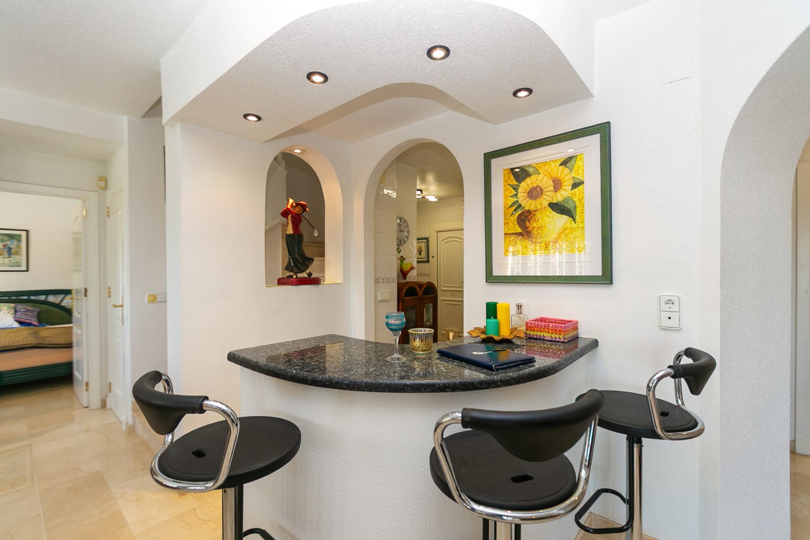  Wir präsentieren Ihnen diese wunderschöne freistehende Villa in der renommierten Urbanisation La Rioja in Villamartín, Orihuela Costa, einer der bege