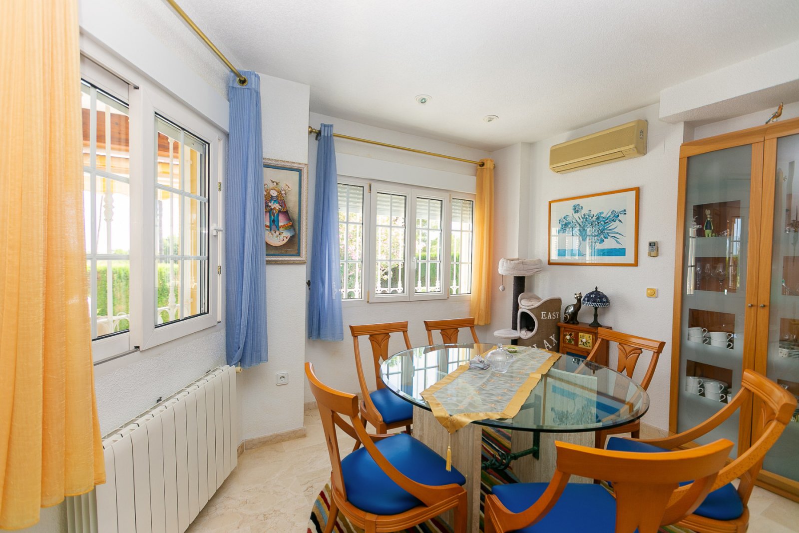  Wir präsentieren Ihnen diese wunderschöne freistehende Villa in der renommierten Urbanisation La Rioja in Villamartín, Orihuela Costa, einer der bege