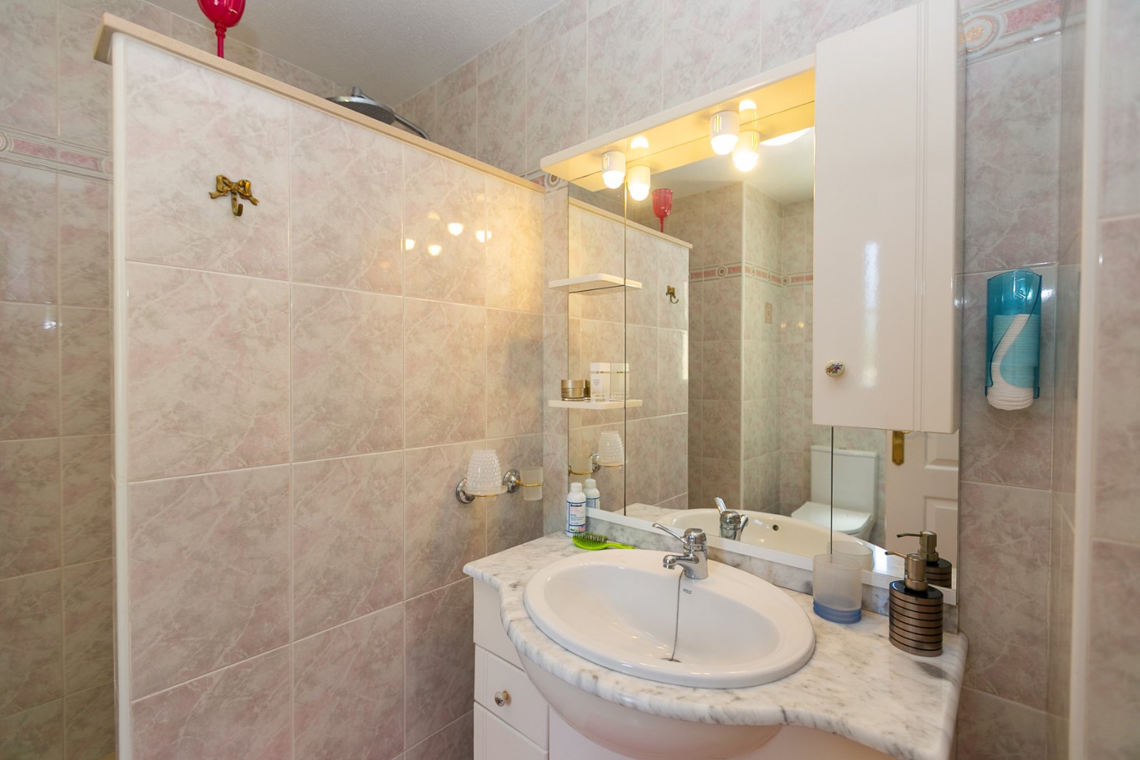 Wir präsentieren Ihnen diese wunderschöne freistehende Villa in der renommierten Urbanisation La Rioja in Villamartín, Orihuela Costa, einer der bege