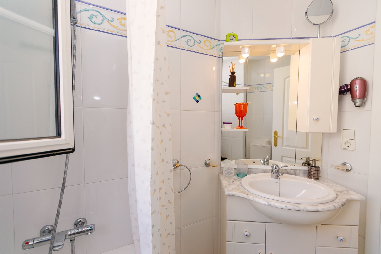  Wir präsentieren Ihnen diese wunderschöne freistehende Villa in der renommierten Urbanisation La Rioja in Villamartín, Orihuela Costa, einer der bege