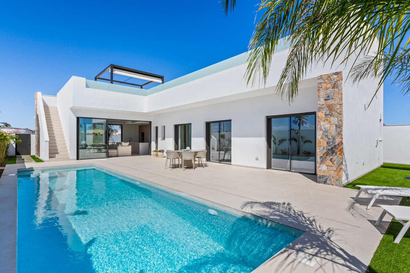  In der charmanten Stadt San Javier gelegen, bietet dieses freistehende Chalet eine perfekte Kombination aus Komfort und Funktionalität. Entworfen für