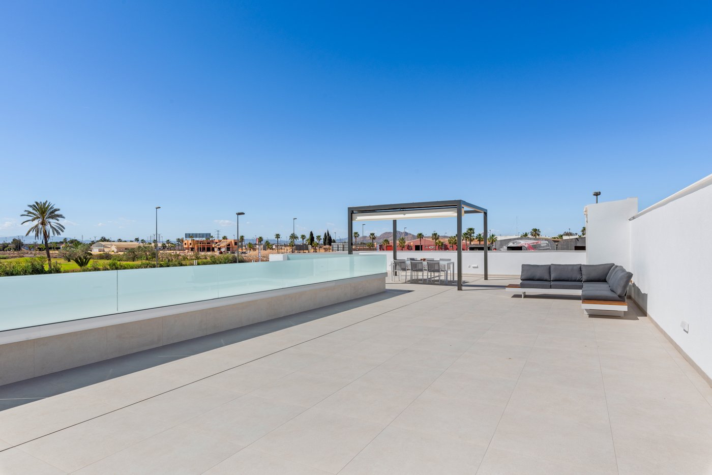  In der charmanten Stadt San Javier gelegen, bietet dieses freistehende Chalet eine perfekte Kombination aus Komfort und Funktionalität. Entworfen für