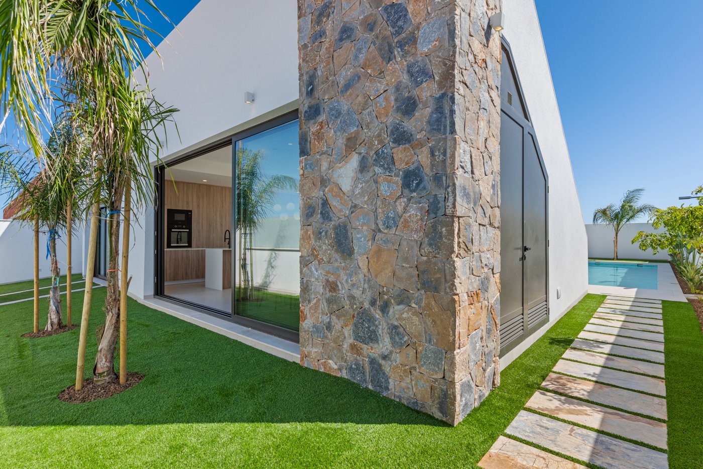  In der charmanten Stadt San Javier gelegen, bietet dieses freistehende Chalet eine perfekte Kombination aus Komfort und Funktionalität. Entworfen für