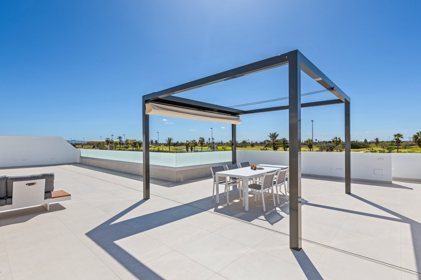  In der charmanten Stadt San Javier gelegen, bietet dieses freistehende Chalet eine perfekte Kombination aus Komfort und Funktionalität. Entworfen für