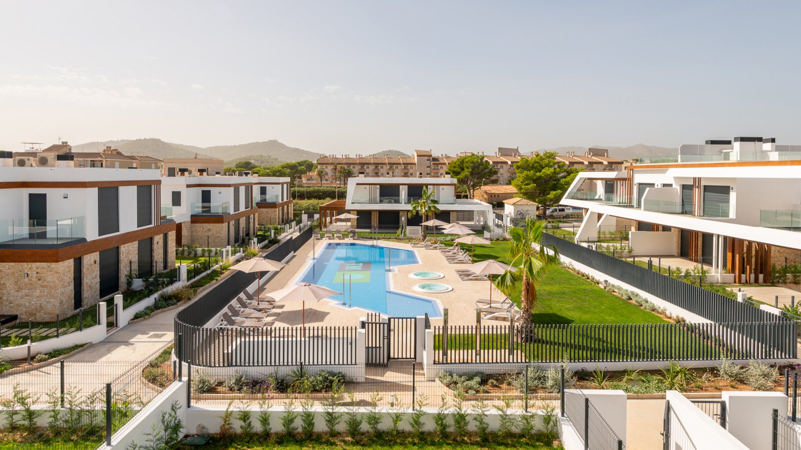 Luz de Cala Ratjada ist ein luxuriöses Wohnprojekt im östlichsten Teil der Insel Mallorca, in der Gemeinde Cala Rajtada und in einer einzigartigen Um