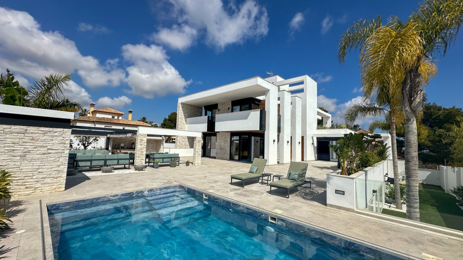  Gelegen in einer der privilegiertesten Lagen von Villamartín ist diese außergewöhnliche Designer-Villa ein Ausdruck purer Raffinesse – ein Ort, an de