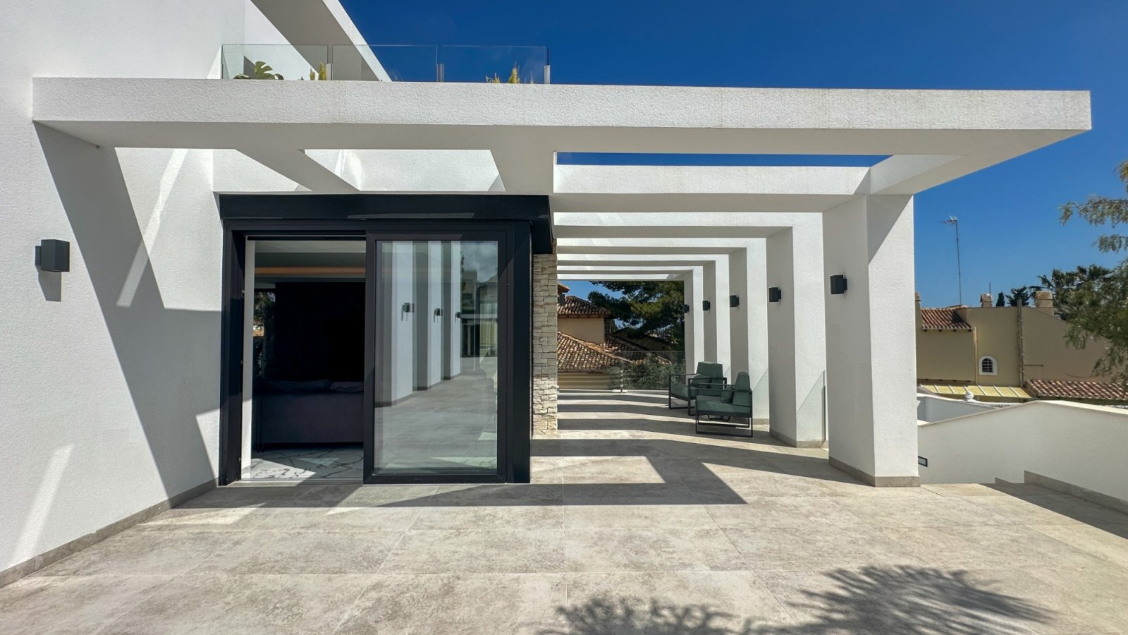  Gelegen in einer der privilegiertesten Lagen von Villamartín ist diese außergewöhnliche Designer-Villa ein Ausdruck purer Raffinesse – ein Ort, an de