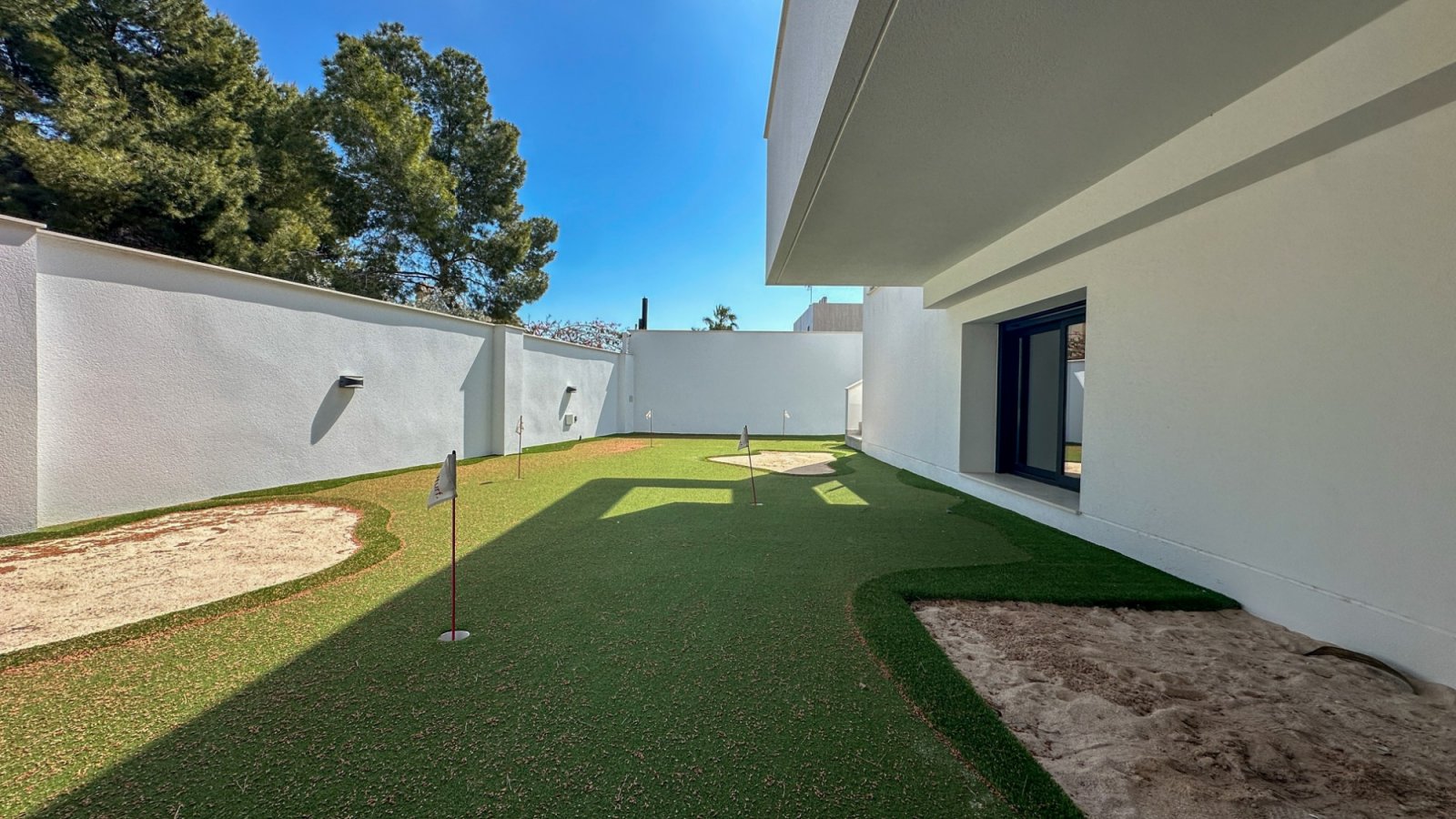  Gelegen in einer der privilegiertesten Lagen von Villamartín ist diese außergewöhnliche Designer-Villa ein Ausdruck purer Raffinesse – ein Ort, an de