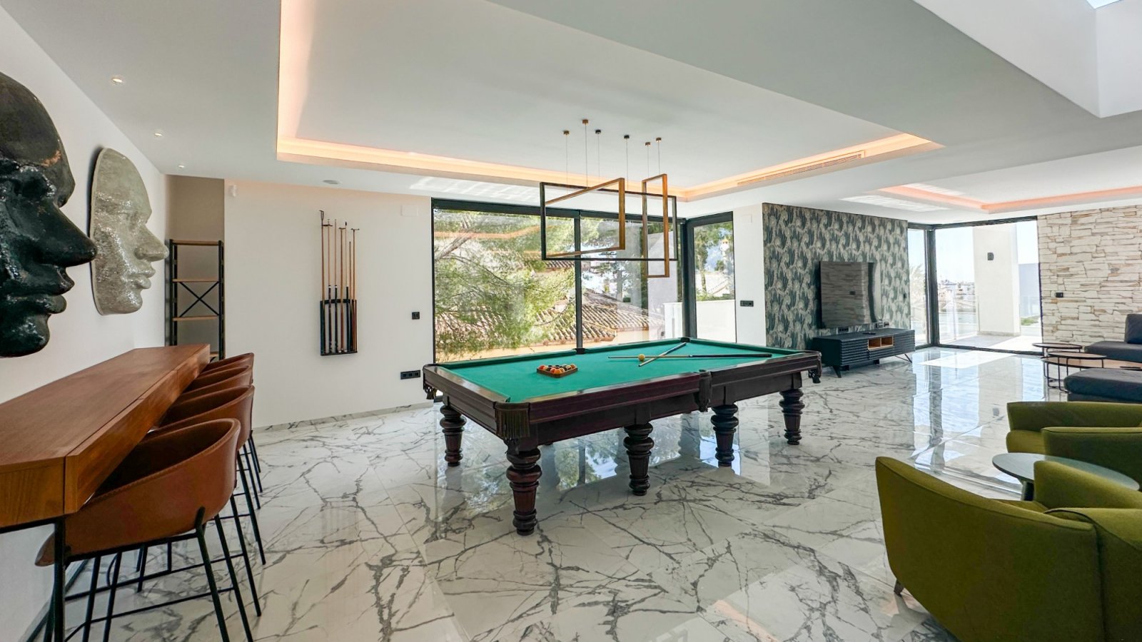  Gelegen in einer der privilegiertesten Lagen von Villamartín ist diese außergewöhnliche Designer-Villa ein Ausdruck purer Raffinesse – ein Ort, an de