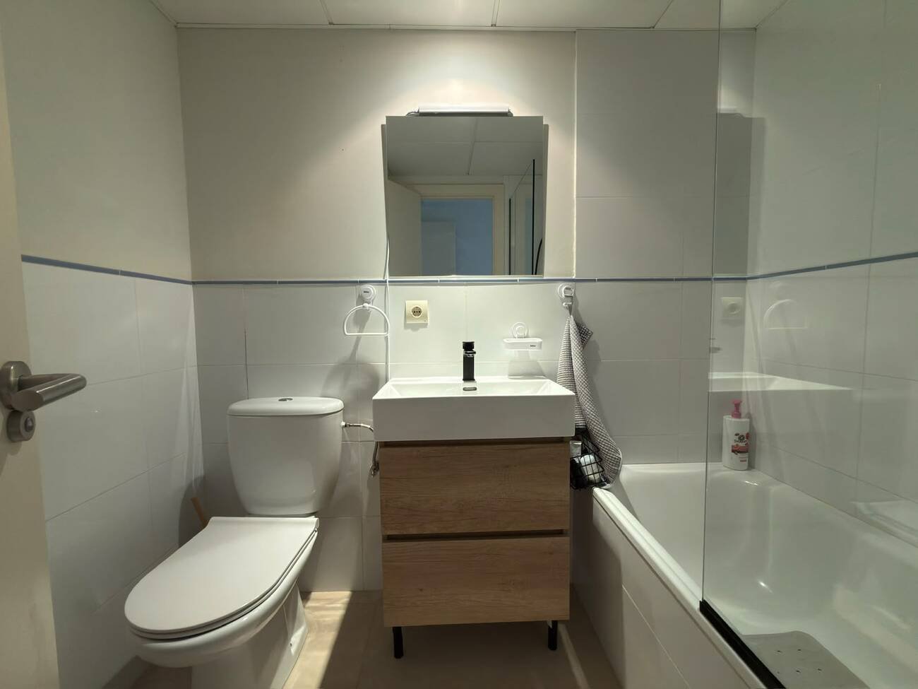   Beautifully presented throughout, this spacious 2-bedroom, 2-bathroom ground floor apartment offers comfortable, modern living with fantastic outdoo