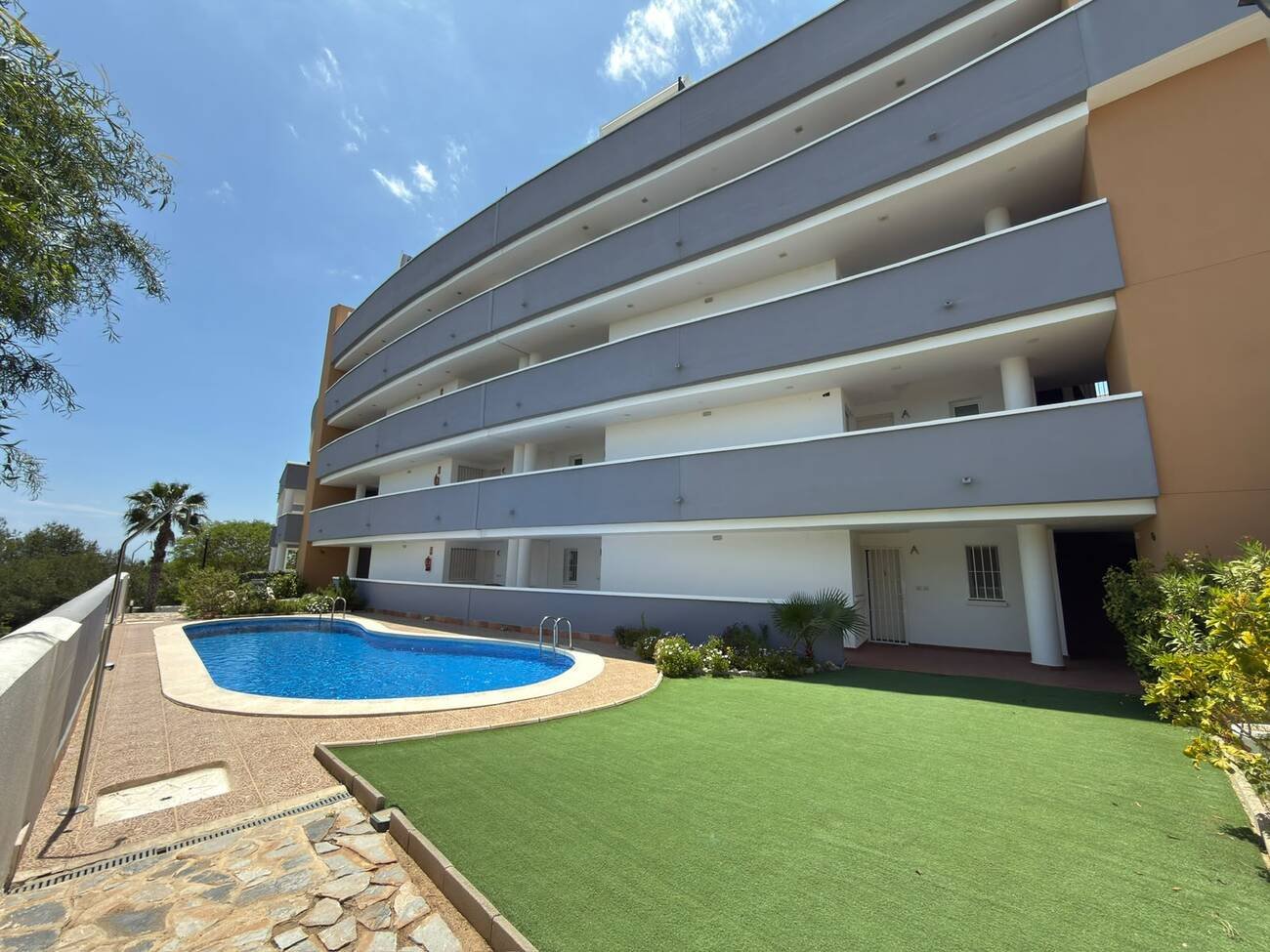   Beautifully presented throughout, this spacious 2-bedroom, 2-bathroom ground floor apartment offers comfortable, modern living with fantastic outdoo