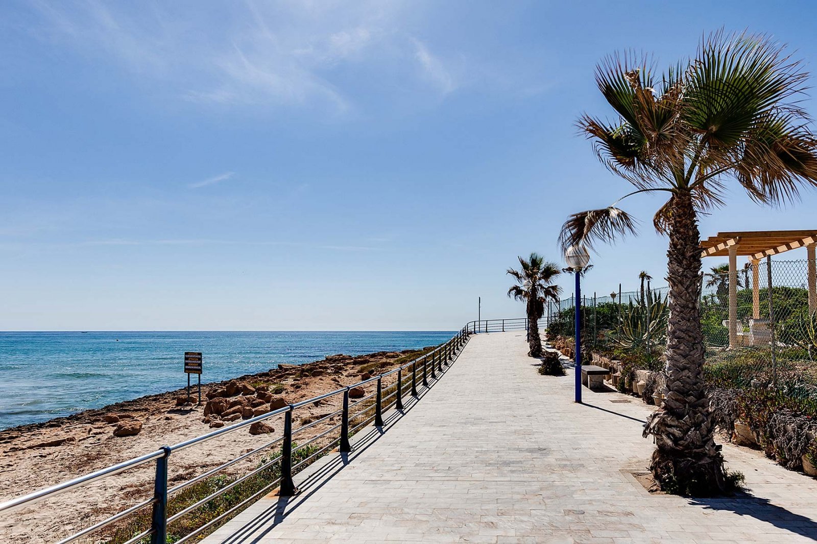  In der prestigeträchtigen Gegend von Orihuela Costa gelegen, bietet diese exklusive freistehende Immobilie eine ideale Umgebung für diejenigen, die e