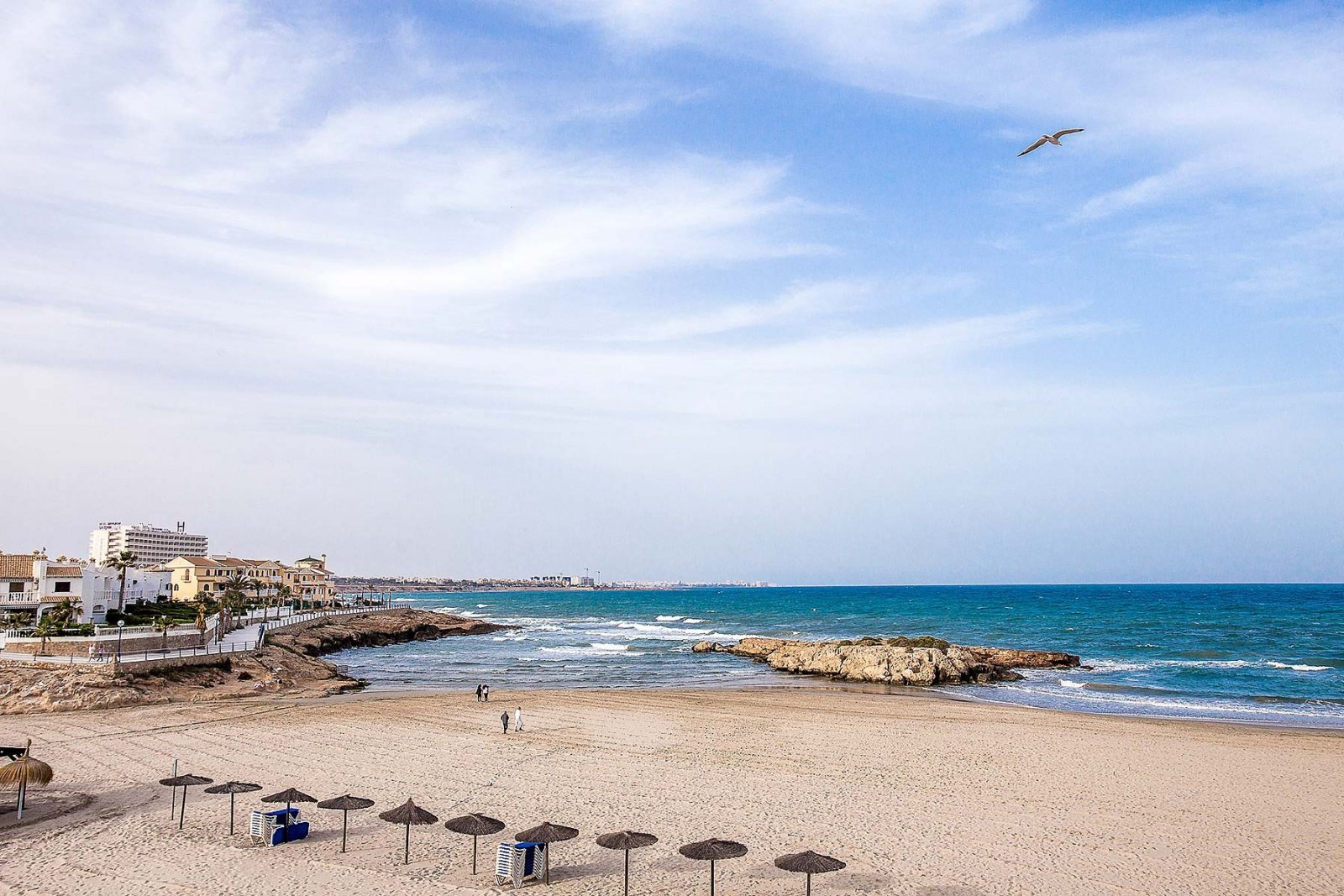  In der prestigeträchtigen Gegend von Orihuela Costa gelegen, bietet diese exklusive freistehende Immobilie eine ideale Umgebung für diejenigen, die e