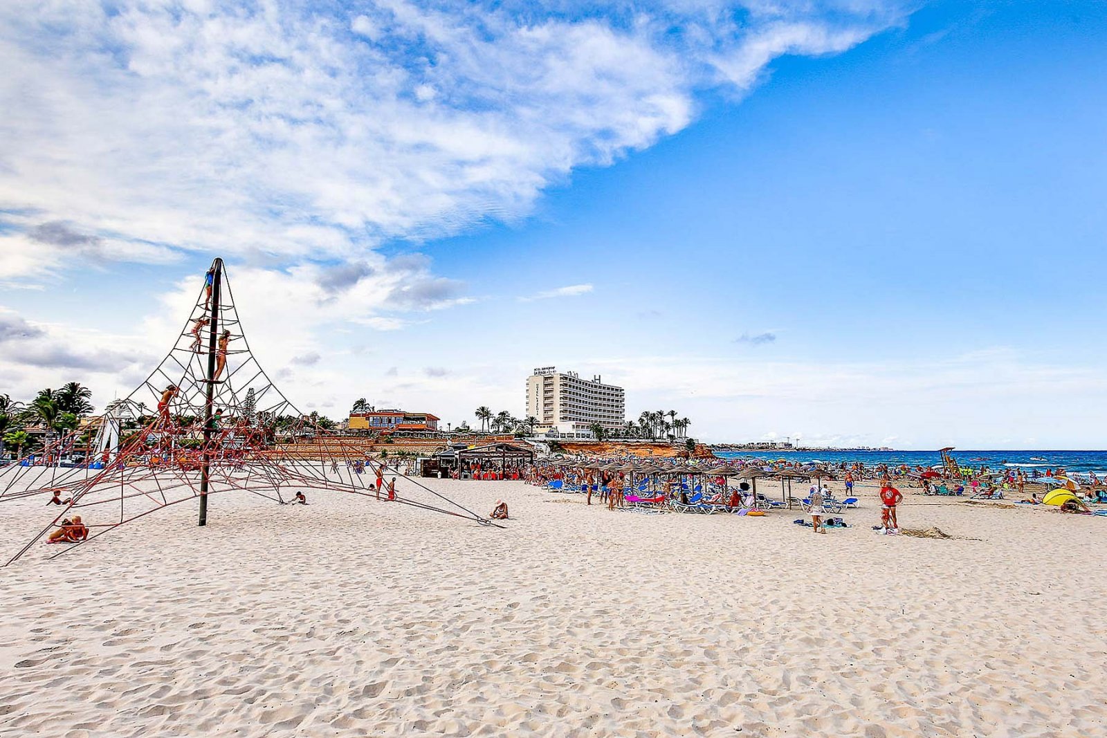  In der prestigeträchtigen Gegend von Orihuela Costa gelegen, bietet diese exklusive freistehende Immobilie eine ideale Umgebung für diejenigen, die e