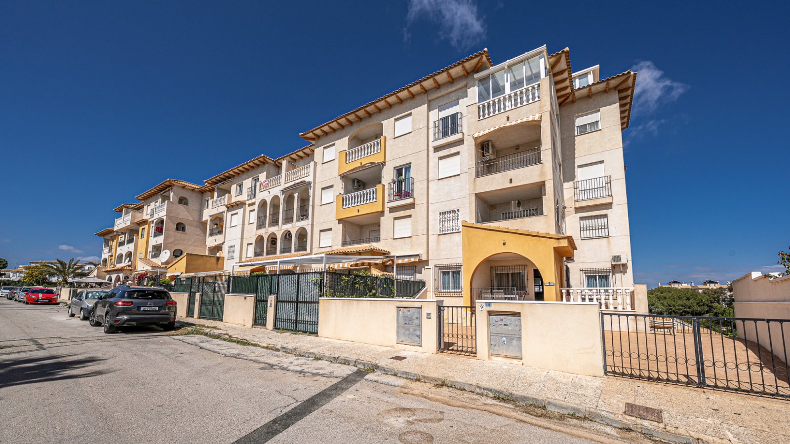  Wohnung im ersten Stock in La Zenia nur 700 Meter vom beliebten La Zenia Beach entfernt, bekannt für seinen Sandstrand, die entspannte Atmosphäre und