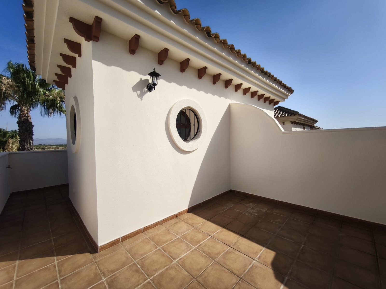  Dieses wunderschön präsentierte Doppelhaus befindet sich in der begehrten Wohnanlage Paradise Golf im renommierten La Finca Golf Resort in Algorfa un