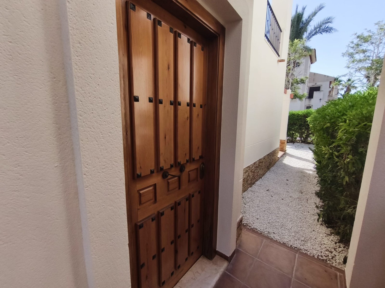  Dieses wunderschön präsentierte Doppelhaus befindet sich in der begehrten Wohnanlage Paradise Golf im renommierten La Finca Golf Resort in Algorfa un