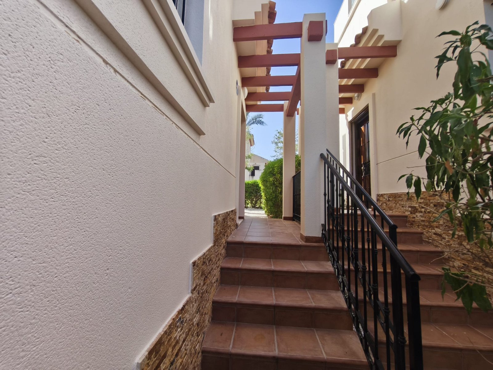 Dieses wunderschön präsentierte Doppelhaus befindet sich in der begehrten Wohnanlage Paradise Golf im renommierten La Finca Golf Resort in Algorfa un