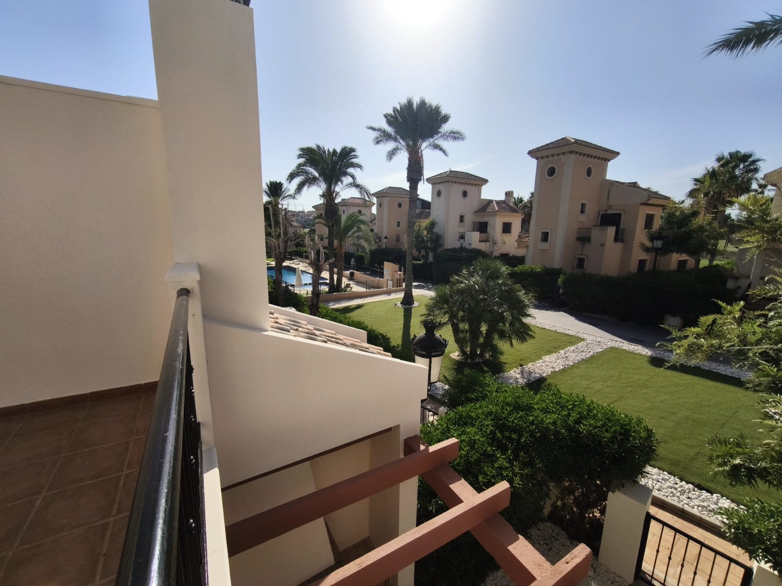  Dieses wunderschön präsentierte Doppelhaus befindet sich in der begehrten Wohnanlage Paradise Golf im renommierten La Finca Golf Resort in Algorfa un