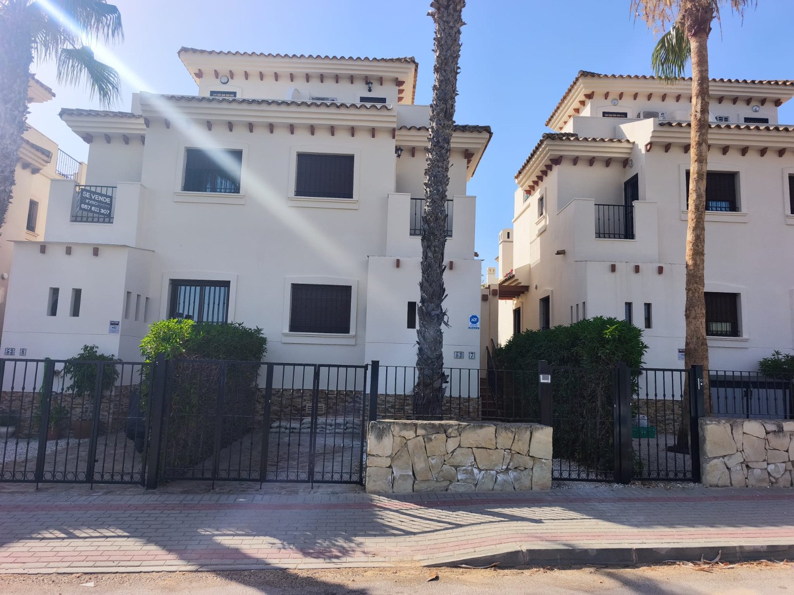  Dieses wunderschön präsentierte Doppelhaus befindet sich in der begehrten Wohnanlage Paradise Golf im renommierten La Finca Golf Resort in Algorfa un