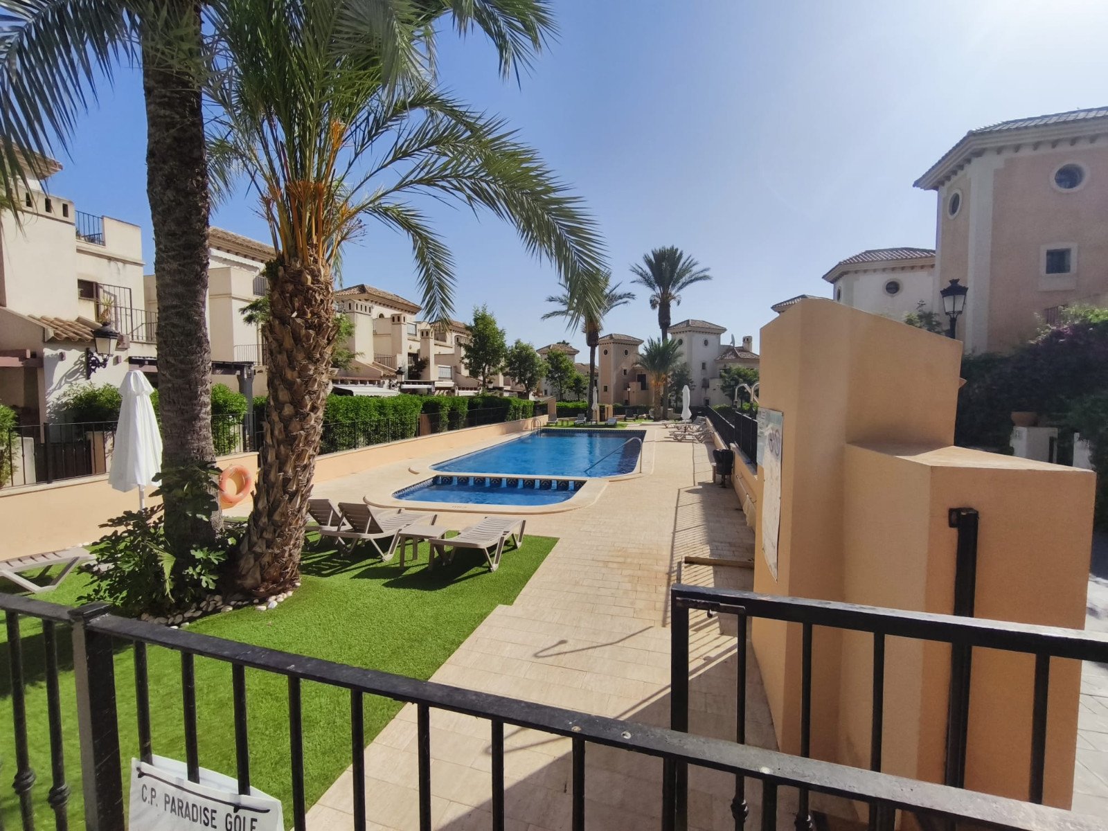  Dieses wunderschön präsentierte Doppelhaus befindet sich in der begehrten Wohnanlage Paradise Golf im renommierten La Finca Golf Resort in Algorfa un