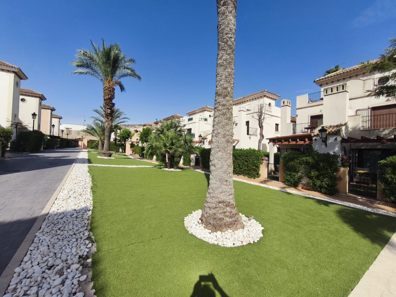  Dieses wunderschön präsentierte Doppelhaus befindet sich in der begehrten Wohnanlage Paradise Golf im renommierten La Finca Golf Resort in Algorfa un